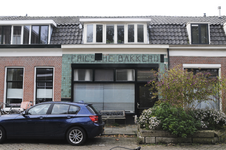 909243 Gezicht op de voorgevel van het pand Nicolaasweg 115 ( Friesche Bakkerij ) te Utrecht.
